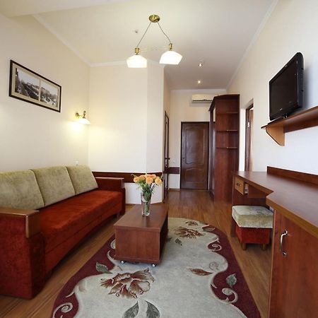 Соняхи Hotel Zimna Voda Bagian luar foto